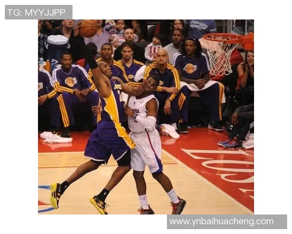 科比在2008年对阵快船的经典表现回顾与精彩瞬间分析